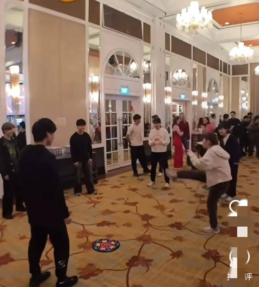 可爱王楚钦帅气早田希娜穿长裙很美球盟会网站新加坡欢迎晚宴：孙颖莎(图4)