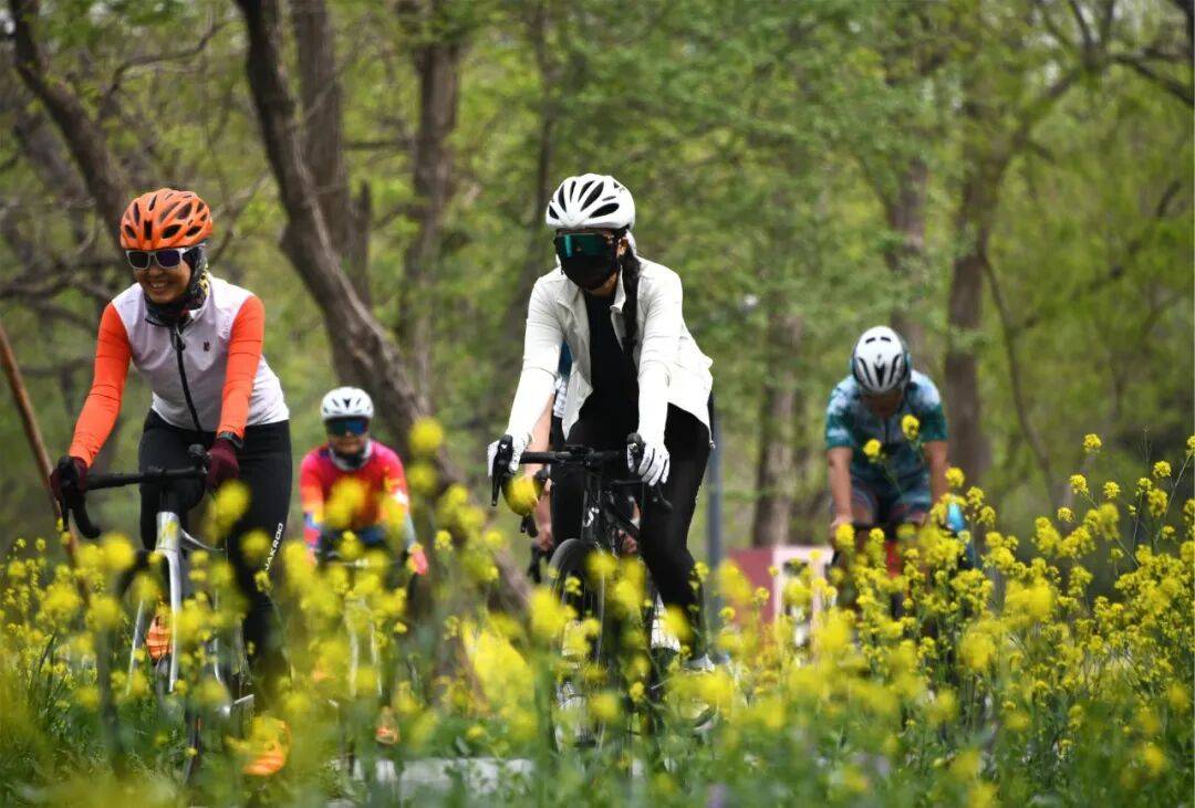 端化鞋子平民化 行业观察户外市场新趋势：服装高(图1)