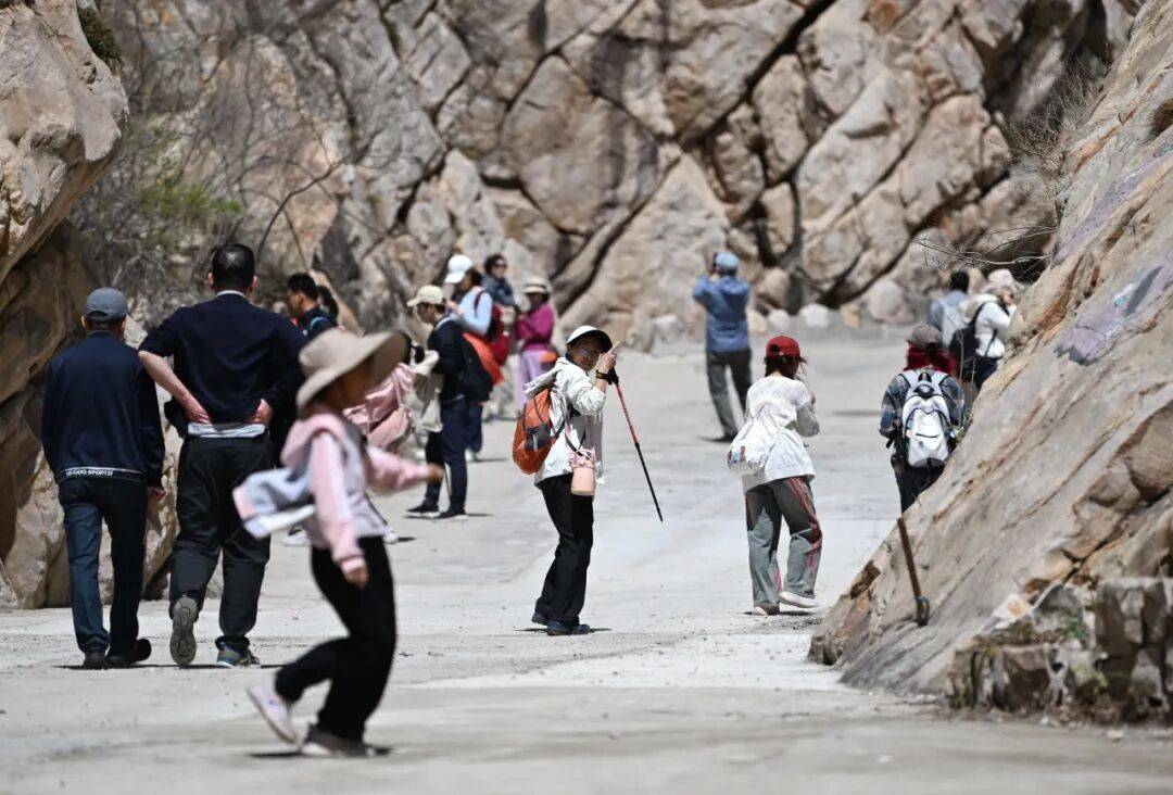 端化鞋子平民化 行业观察户外市场新趋势：服装高(图2)